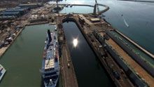 Relitto Concordia in bacino a Livorno