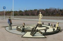 Monumento al marinaio italiano sul lungomare dopo l’Accademia