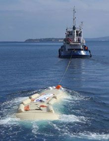 Acqua potabile a rimorchio per la sete estiva delle isole
