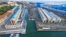 Passo avanti per la “Porta a Mare” con il canale e il molo Elba