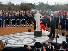 Monumento a tutti i marinai sul lungomare sud di Livorno