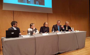 Enzo Cucchi (al centro) con i rappresentanti degli amministratori locali alla presentazione della Fontana che sarà collocata nel Porto antico di Ancona.