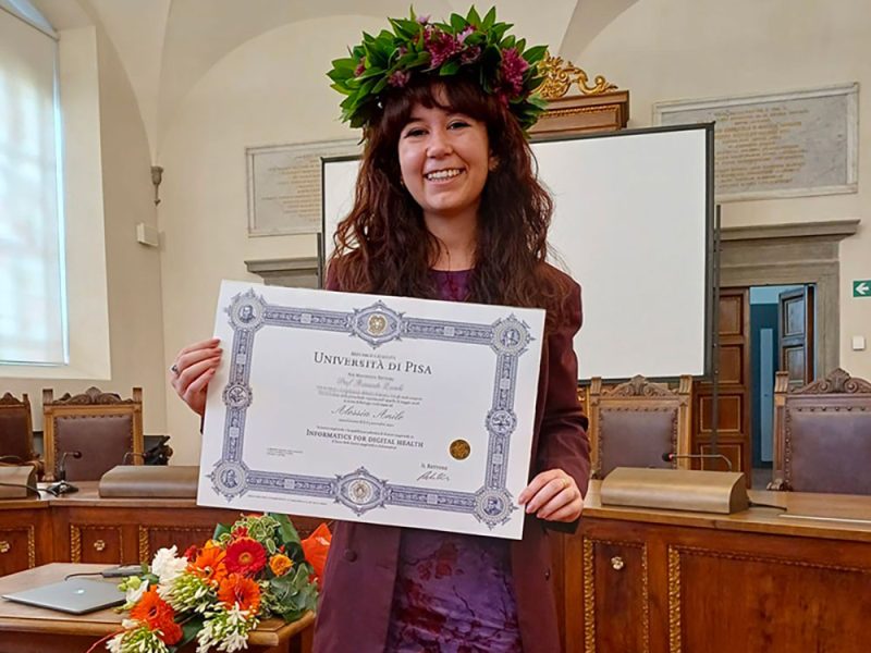 Alessia-Anile,-la-prima-laureata-del-nuovo-conso-magistrale-di-informatica-e-medicina-a-Pisa-comsi1