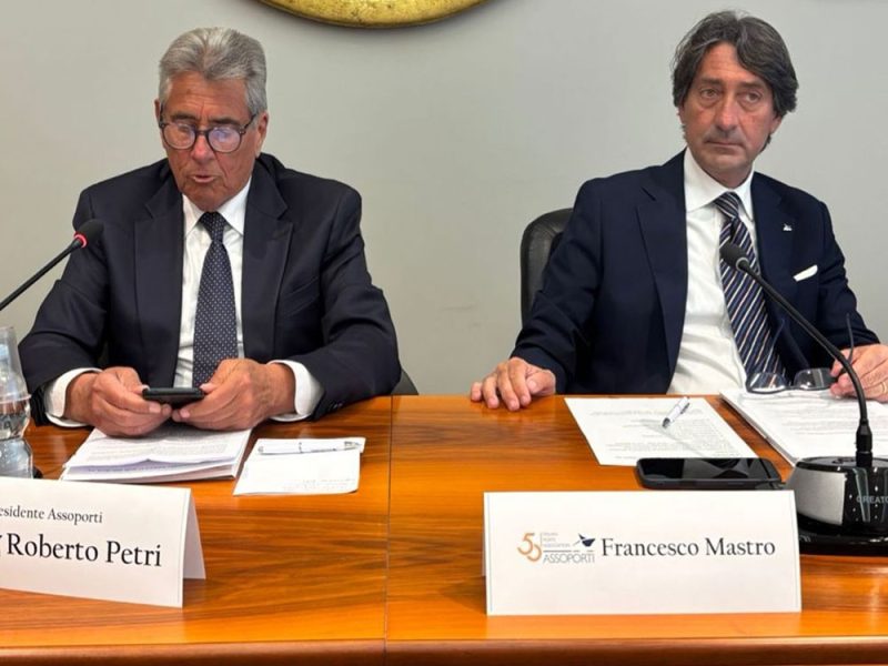 Assemblea-itinerante-di-Assoporti-a-Bari—da-sinistra-Roberto-Petri-presid-Assoporti-e-Francesco-Mastro-presid-Authority-Bari