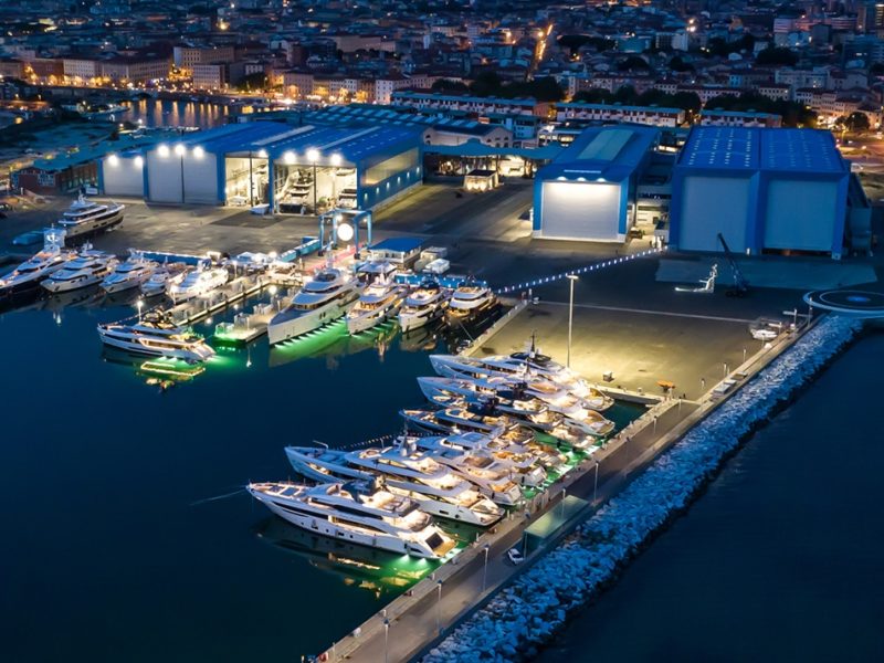 BENETTI cantiere luce notturna