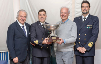 Bertazzoni-riceve-il-Trofeo-Andrea-Santini-Roberto-Brunetti-Giovanni-Calvelli