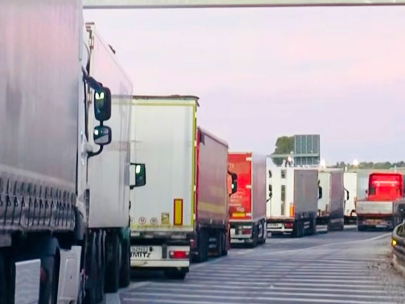 Camion-in-colonna-sull’autostrada