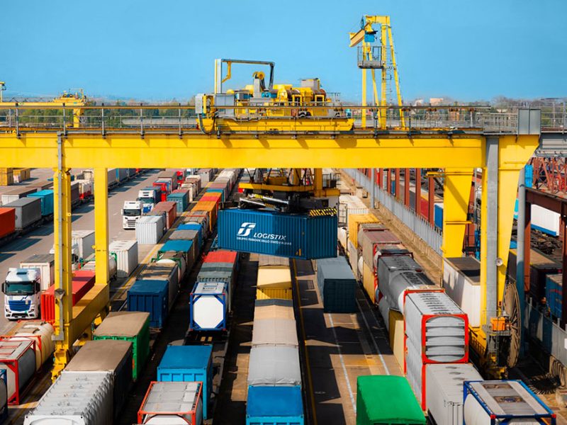 Container-Fs-Logistix-in-un-polo-di-smistamento-merci