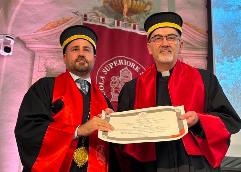 Da-sinistra-il-rettore-della-Scuola-Sant-Anna-Nicola-Vitiello-e-il-cardinale-Pierbattista-Pizzaballa-1sicom1