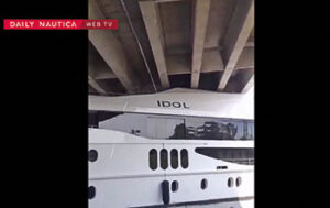 Navicelli, uno yacht “struscia” sotto il ponte