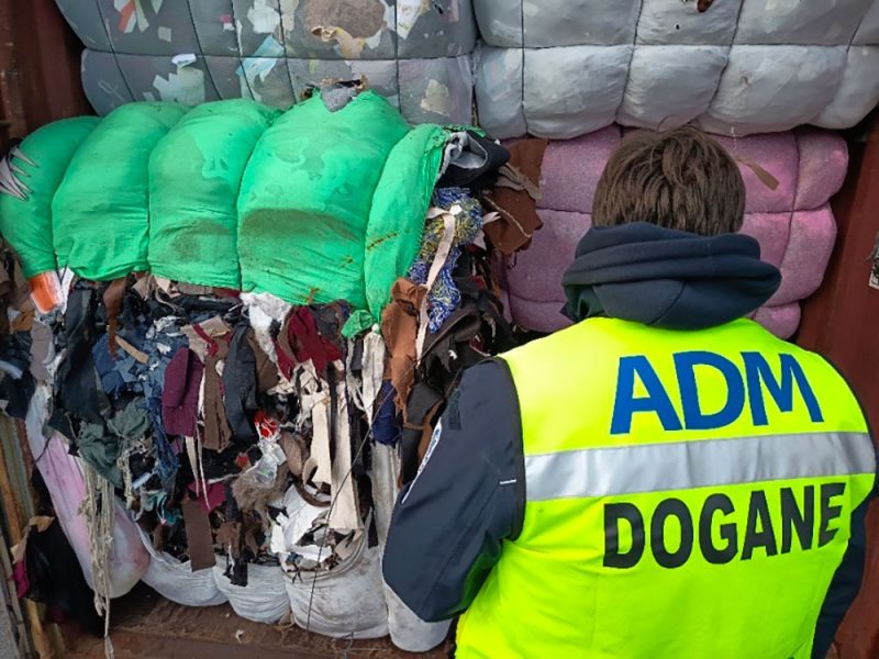 Dogane,-scoperto-durante-i-controlli-nel-porto-di-Livorno-un-carico-di-rifiuti-tessiti-fuori-regola-com1