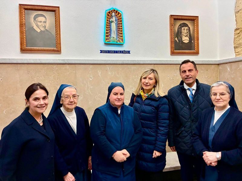 Domenico Bagalà presid authority cagliari consegna beni solidali alle suore delle Figlie della Carità