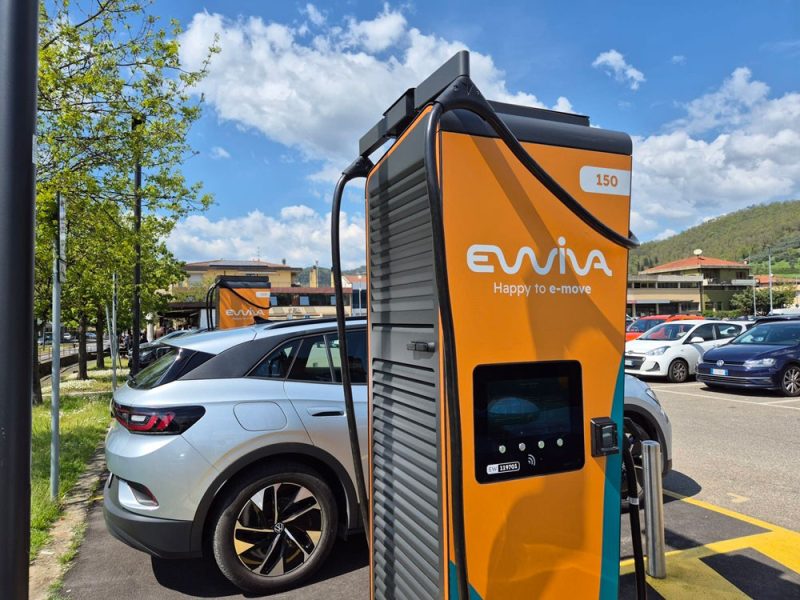 Ewiva_colonnina-ricarica-elettrica-auto-com1