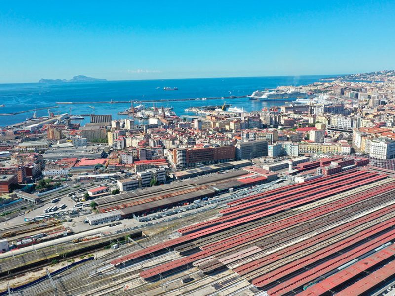 Fs—la-stazione-di-Napoli-Centrale-con-panorama-sul-golfo-com1