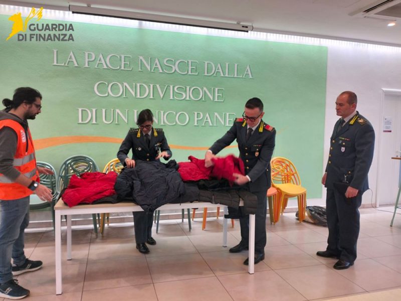 Guardia-di-finanza-dona-a-Caritas-abbiggliamento-sequestrato-com1