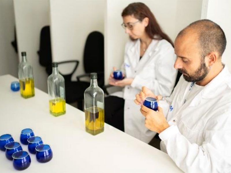 I-tecnici-del-laboratorio-Adm-di-Livorno-al-lavoro-sugli-oli