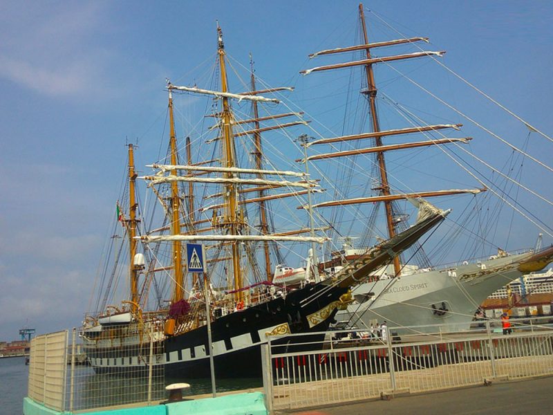 Il-Palinuro-in-primo-piano-e-il-Sea-Cloud-Spirit-a-Livorno-nel-Porto-Mediceo