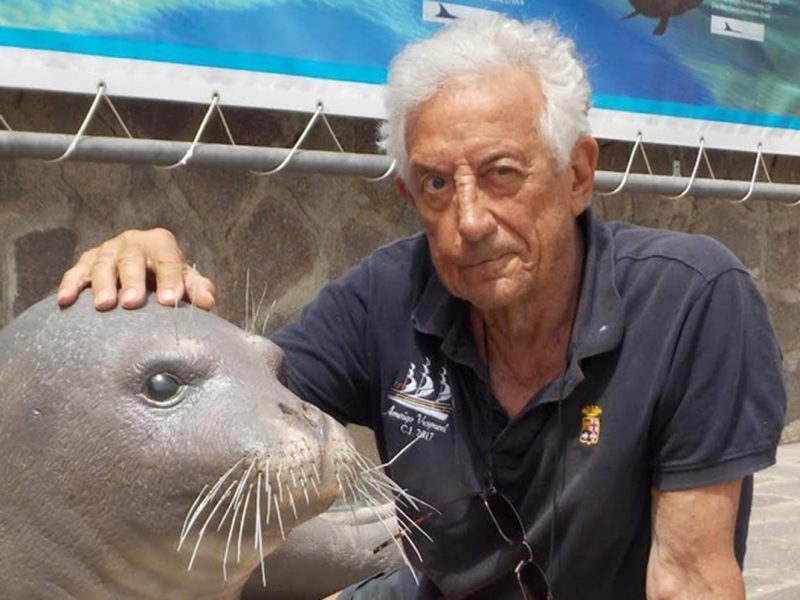 Il nostro Antonio Fulvi accanto alla foca monaca (di plastica) prresente in Capraia af3