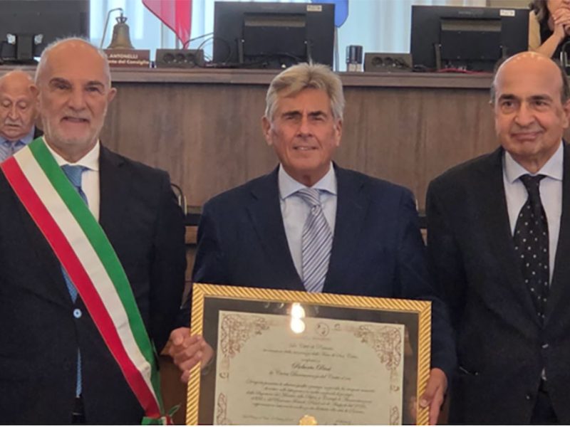 Il-presidente-di-Assoporti-Roberto-Petri,-al-centro,-premiato-a-Pescara