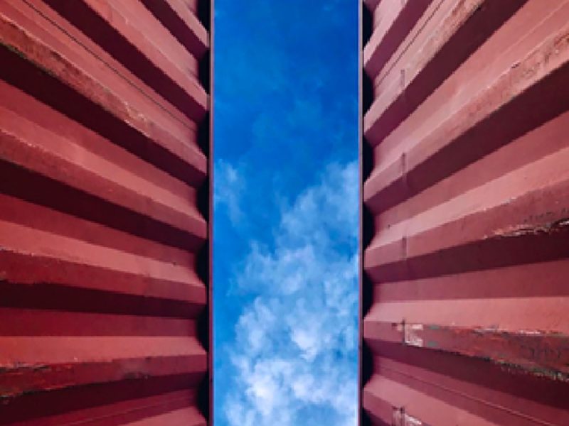 In-mezzo-a-due-pile-di-container–1pxgr