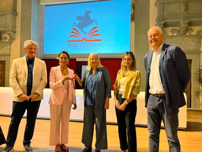 La-consegna-delle-chiavi-da-parte-dell’assessora-Cristina-Manetti-alla-rettrice-Alessandra-Petrucci