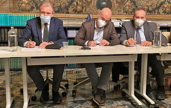 La-firma-contratto-lavoratori