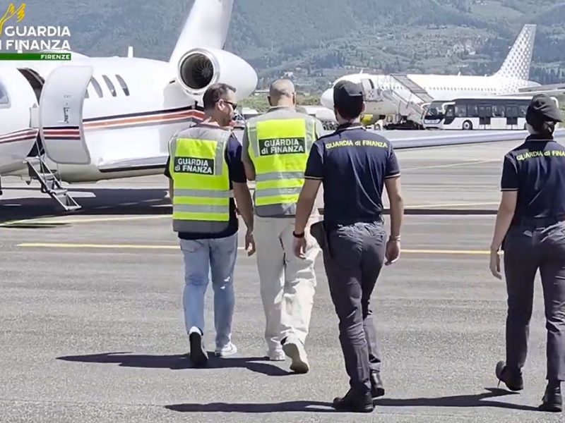 Le-indagini-di-un-gruppo-di-finanzieri-nell’aeroporto-di-Firenze-1siy