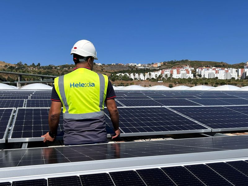 L’installazione-di-un-impianto-fotovoltaico-da-oarte-degli-addetti-di-Helexia-com1