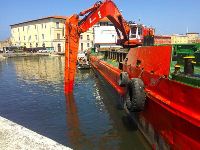 Livorno,-Darsena-Vecchia—la-draga-in-azione-af1