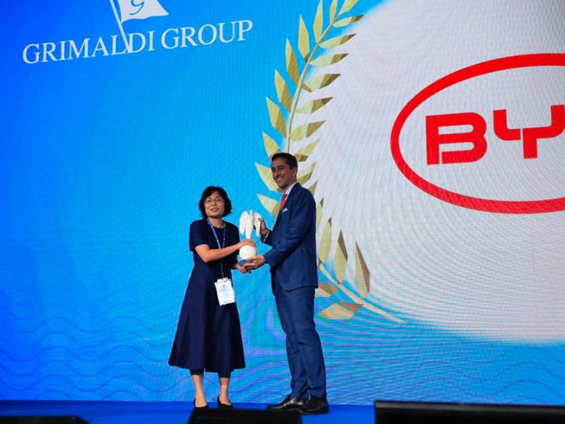 Luigi-Pacella-Grimaldi-consegna-il-prreemio-a-Ada-Bu-(Byd)-com1