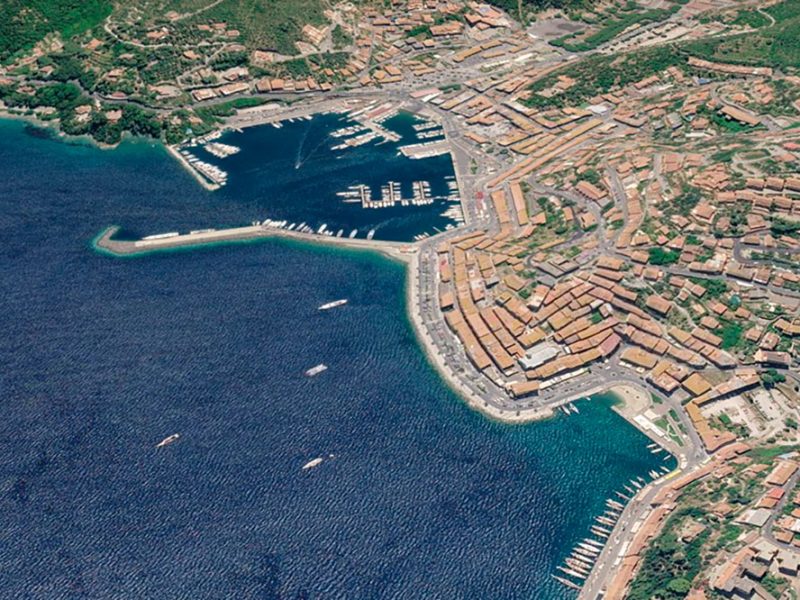 Monte-Argentario-l’abitato-di-Porto-Santo-Stefano-e-il-suo-mare