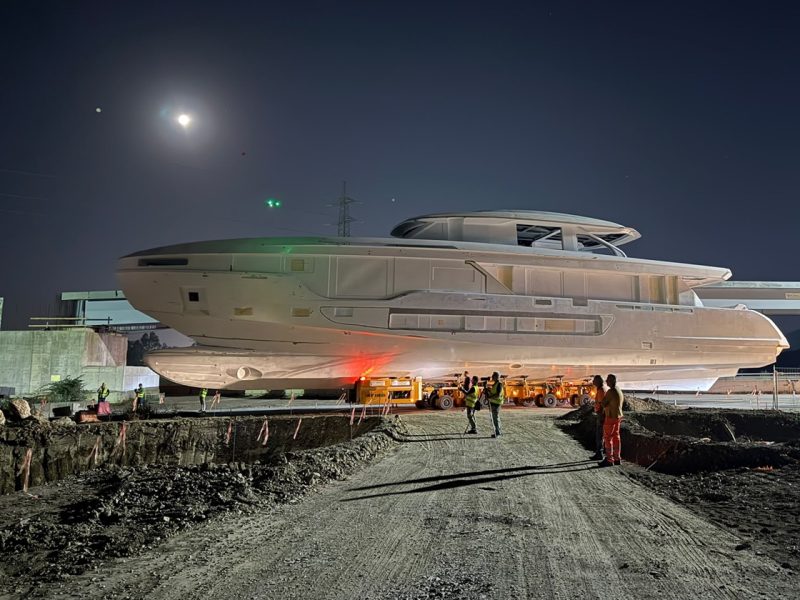 Piombino, il complicato trasferimento di due grandi yacht dall’area industriale nell’entroterra fino al porto com2