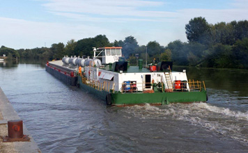 Porto-di-Ve_Project-Cargo-su-chiatta-fluviale