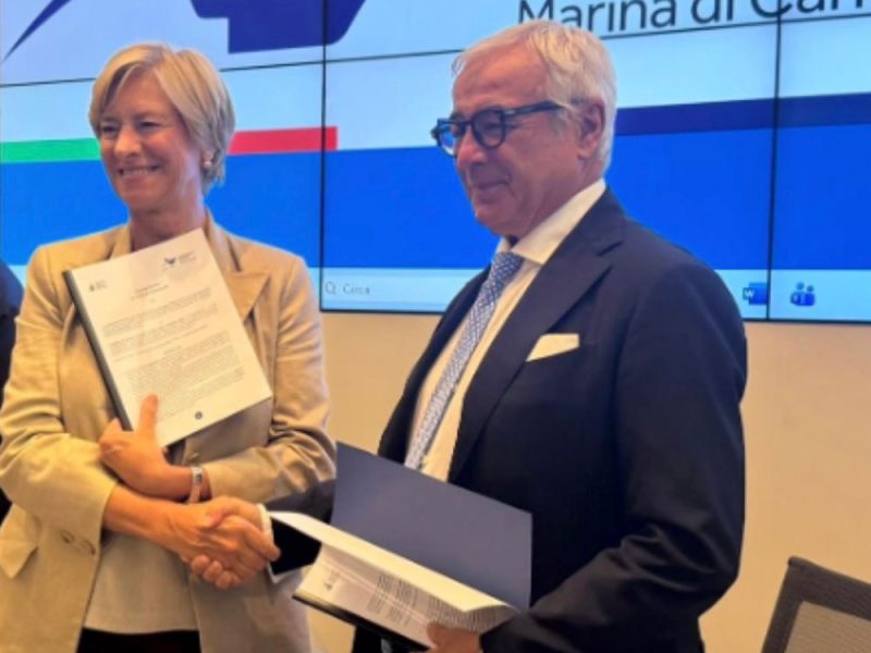 Roberta-Pinotti,-presidente-della-Fondazione-Polo-Dimensione-Subacquea,-e-Bruno-Pisano,-presidente-dell’Authority-spezzina