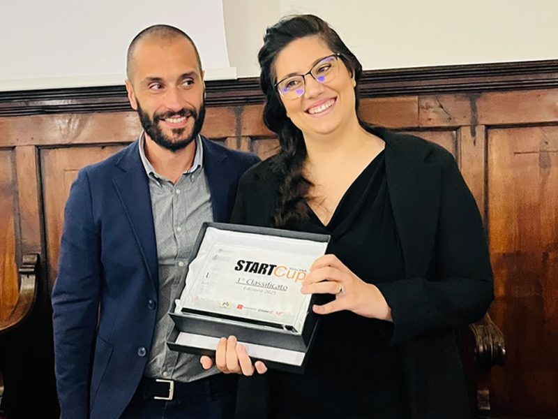 Sara-Bagnoli-Scuola-Normale-riceve-il-primo-premio-della-Start-Cup-Toscana-2025-comsit
