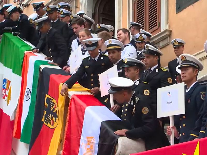 Settimana-velica-internazionale—sfilata-delle-accademie-navali-straniere-fino-a-Palazzo-Civico-y2