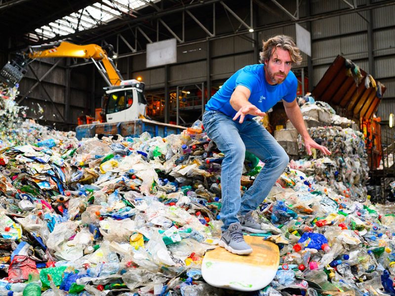 Spedizione-dell’ecoattivista-Merjin-Tinga—campagna-contro-le-bottiglie-d-plastica-cm2