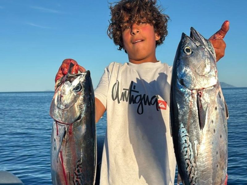 Ted,-14-anni,-mostra-due-tonni-pescati-a-nord-della-Gorgona-af1