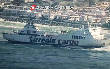 Tirrenia-Cargo-spiaggiata-a-Milazzo