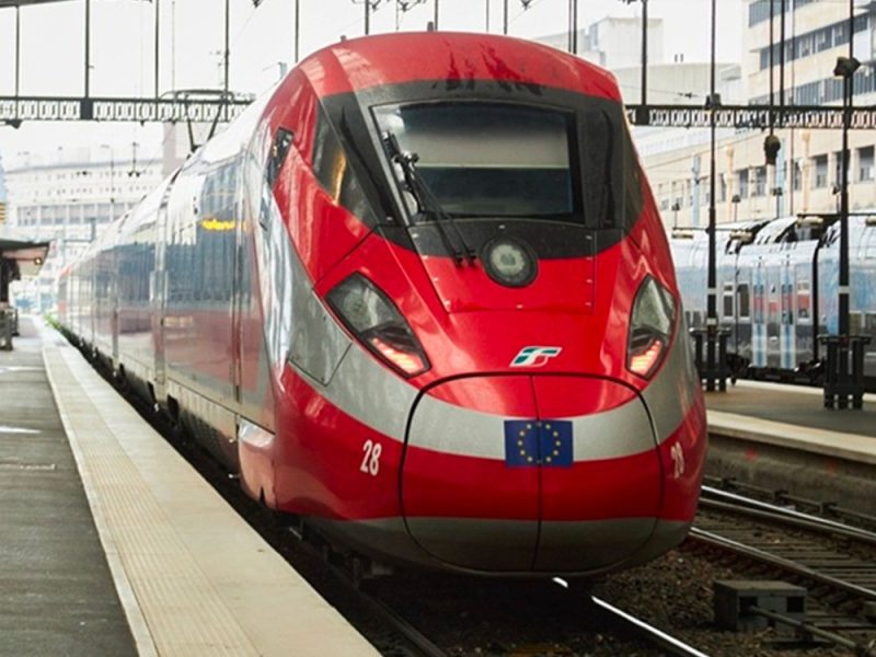 Un-treno-Frecciarossa-all’arrivo-in-stazione-com1