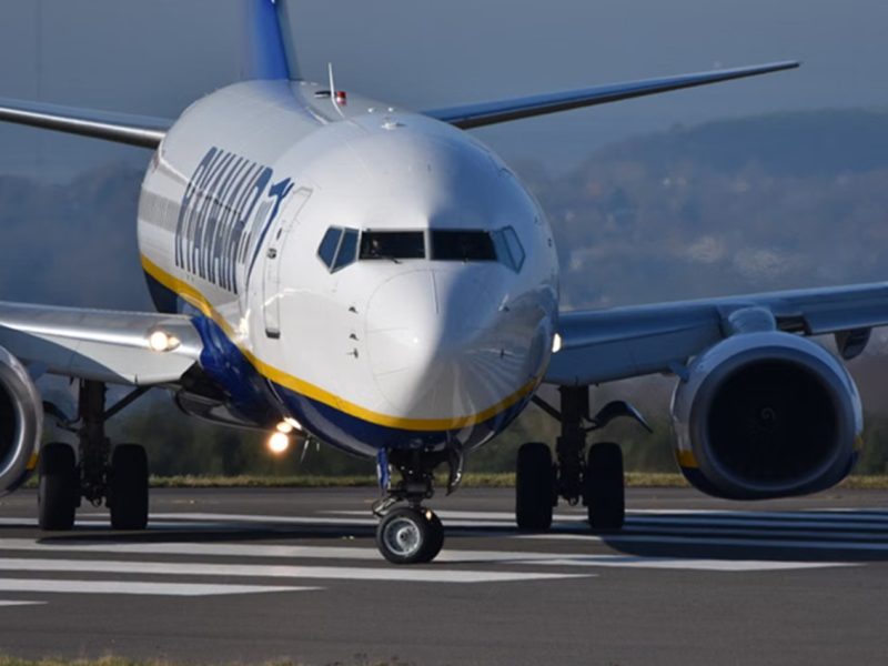 Un velivolo della compagnia aerea Ryanair appena dopo l’atterraggio 1pegr1