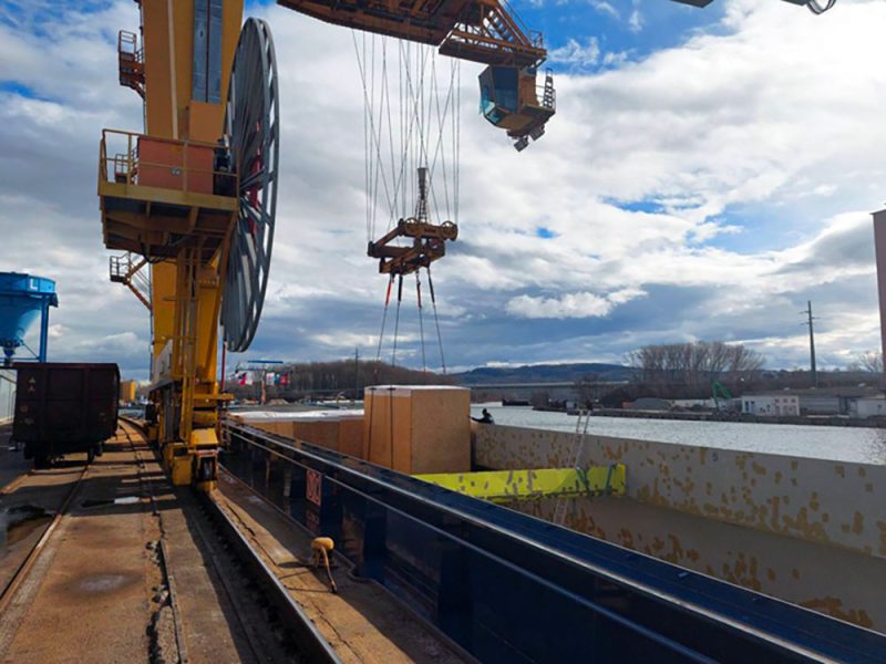 Una-delle-casse-caricate-sulla-chiatta-prima-della-traversata-del-Danubio.-Crediti_Gruppo-Rhenus