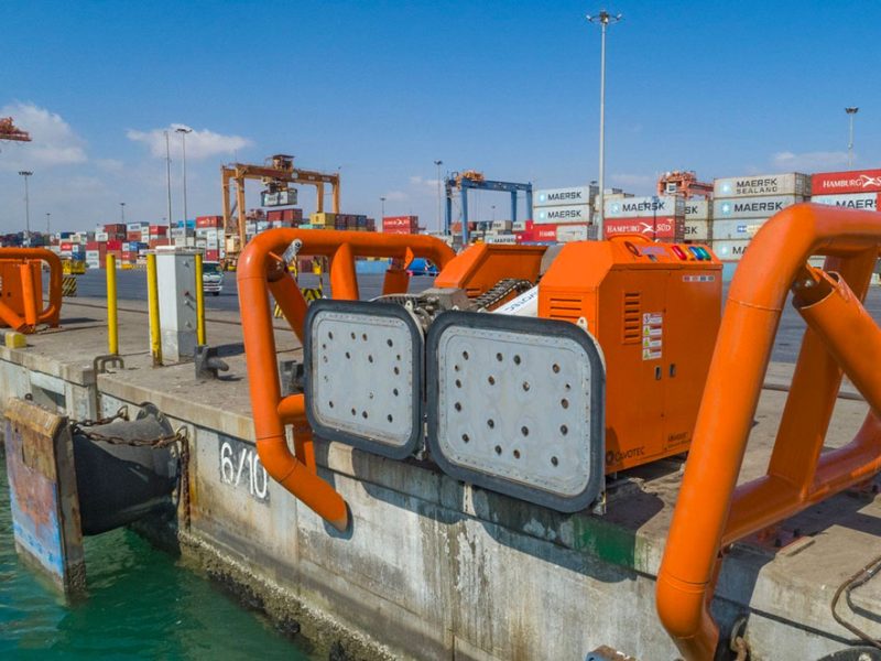 Una-ventosa-robotizzata-per-l’ormeggio,-il-sistema-MoorMaster-in-un-terminal-container