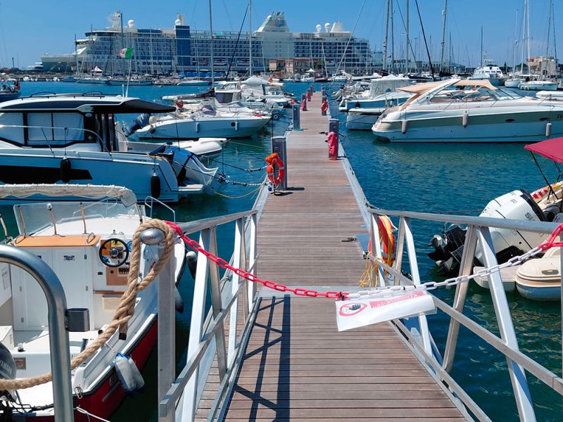 Uno-dei-pontili-del-nuovo-marina-in-costruzione-all’interno-dell’antico-Porto-Mediceo-a-Livorno