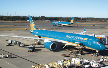Vietnam_Airlines_Double_Airbus_A350_in_Narita_International_Airport_2