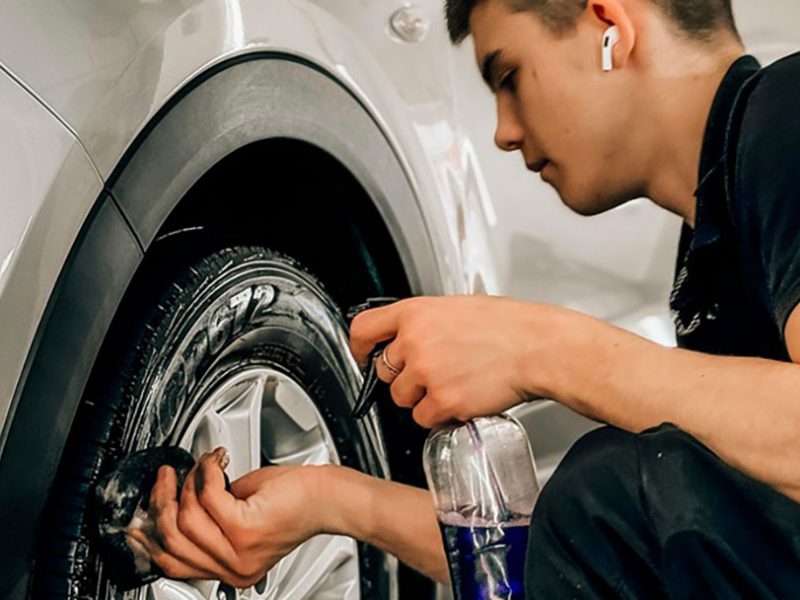 al-lavoro-in-una-officina-meccanica-1grpx
