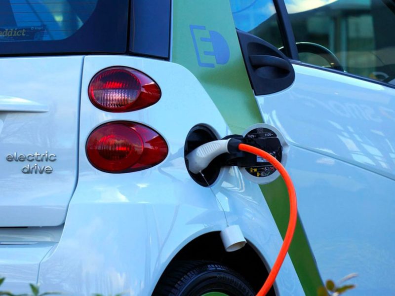 auto-elettrica-durante-ricarica