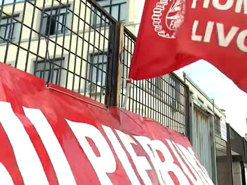 bandiera Fiom Cgil davanti alla Pierburg dirante lo sciopero rgt