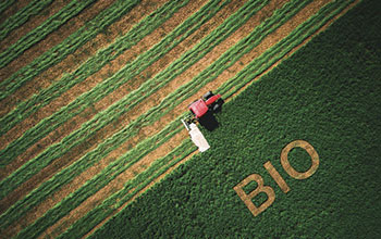 biologico-bio-campo-verde-trattore