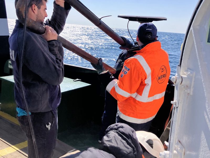 caccia-alle-reti-fantasma-alcuni-specialisti-all’opera-sulle-apparecchiature-del-Grecale1